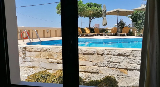 Кровать в общем номере с 2 комнатами с видом на море Villiana Holiday Apartments