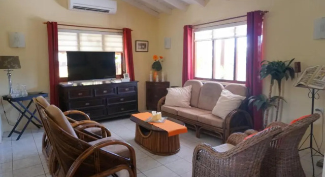 Бунгало Cariñas Studio Apartments