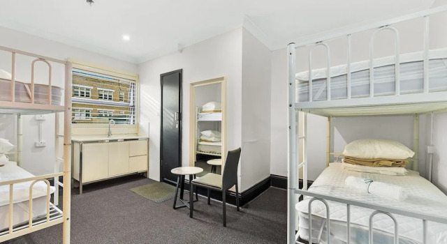 Кровать в общем номере (мужской номер) London Plane Backpackers