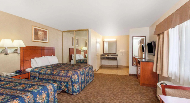 Четырёхместный номер Standard Travelodge by Wyndham Hemet CA