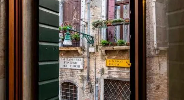 Gondola Bianca Veniceiloveyou Apartments