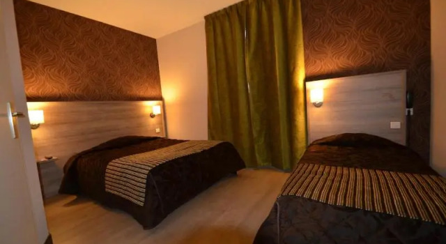Четырёхместный номер Standard с красивым видом из окна Logis Hôtel Le Saint Georges