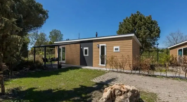 Cozy Chalet in Vrouwenpolder With Garden, Book Chalet Vrouwenpolder 