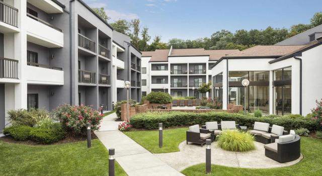 Четырёхместный люкс c 1 комнатой Courtyard by Marriott Tarrytown Westchester County