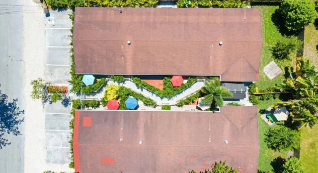Коттедж Stylish 2 BR Condo - Free Parking on Premises