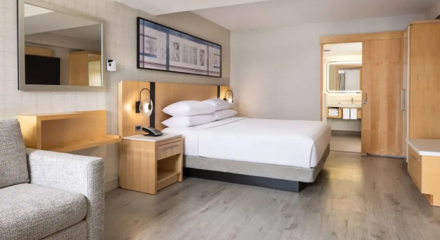 Двухместный номер Standard с видом на озеро Delta Hotels by Marriott Grand Okanagan Resort