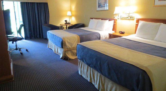 Четырёхместный номер Standard с видом на внутренний двор Super 8 by Wyndham Gananoque - Country Squire Resort