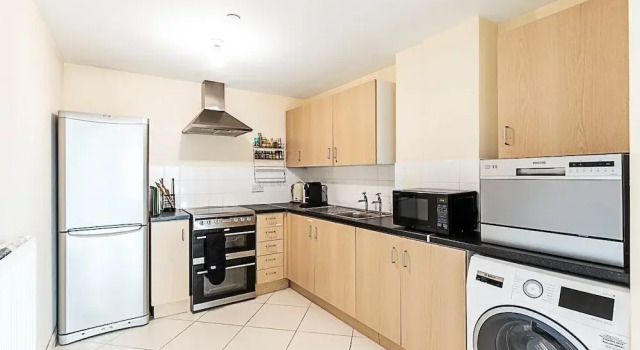Апартаменты Sleek Flat w/ River Views In Canary Wharf