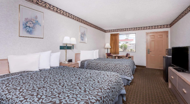 Четырёхместный номер Standard Days Inn by Wyndham Byron