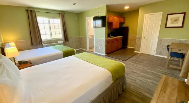 Люкс Deluxe Europa Inn & Suites