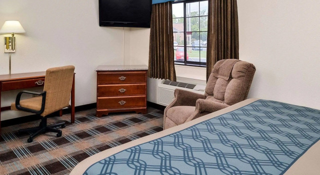 Country Hearth Inn & Suites - Shelbyville, Varaa Hotelli Hotellit Shelbyville pysäköinnillä, Pysäköinti