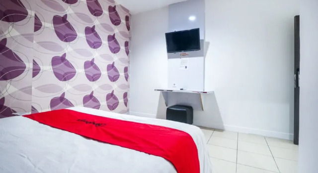 Двухместный номер Standard RedDoorz near Terminal Batu Ampar
