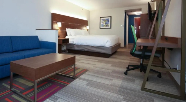 Люкс Holiday Inn Express Hotel & Suites Cincinnati Southeast Newport by IHG
