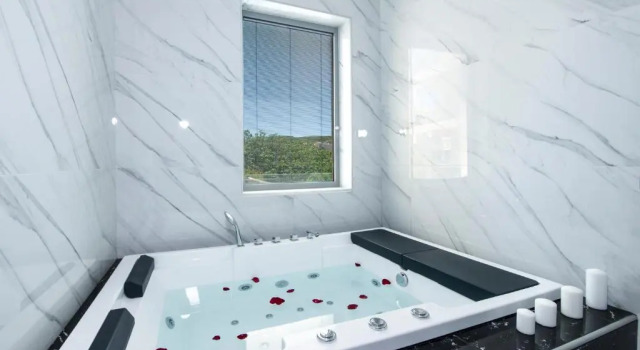 Люкс Deluxe xSuites - Adults Only Boutique Suites with Private Jacuzzi
