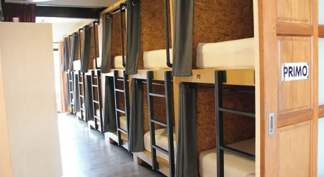 Кровать в общем номере с балконом Koenji Guest House & Bar Chiang Mai