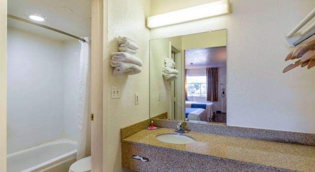 Четырёхместный номер Standard Econo Lodge Phoenix North I-17