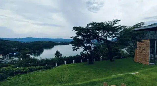 Люкс Deluxe Huguang Holiday Hotel