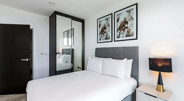 Modern Sky-High Flat In North Acton
