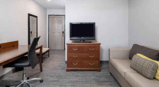 Двухместный люкс c 1 комнатой Country Inn & Suites by Radisson, Maumee - Toledo