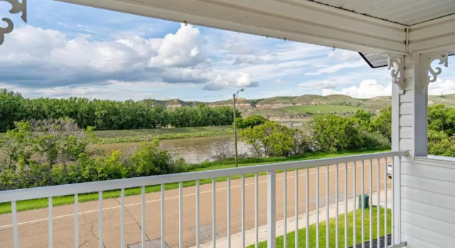 The Riverside I Patio & BBQ I Fire pit I Sleeps 17, Rezerwuj Hotel Drumheller 