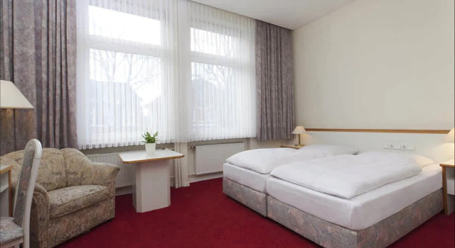 Gästehaus Kaiserhof Lübeck, Забронировать Отель Отели Любека с парковкой, рядом с Концертный зал и конгресс-центр Любека, Парковка