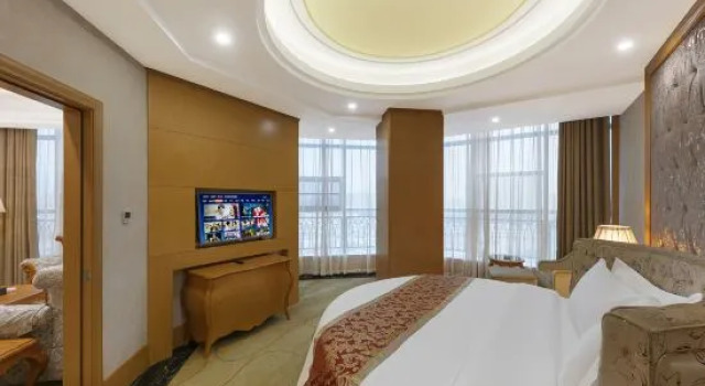 Suite Business Luoshan Junfu Hotel