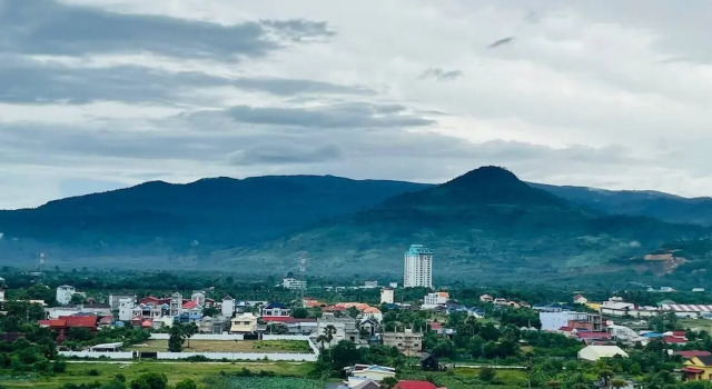 Семейный номер Standard с балконом The Square Kampot Hotel