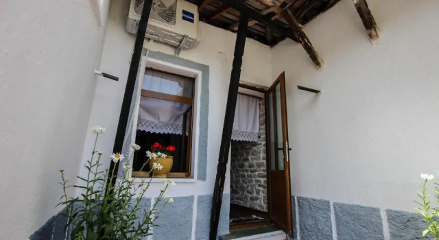 Trigona Guest House & Hostel, Забронировать Хостел Недорогие отели Гирокастры, недорого