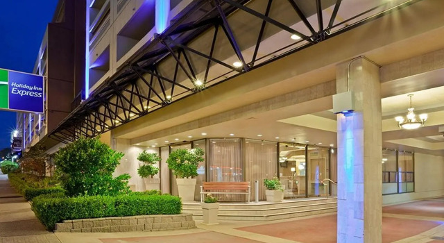 Кровать в общем номере Atrium Hotel Vancouver