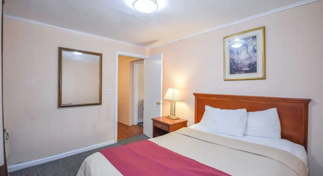 Двухместный номер Deluxe с 2 комнатами Monticello Inn- Framingham/ Boston