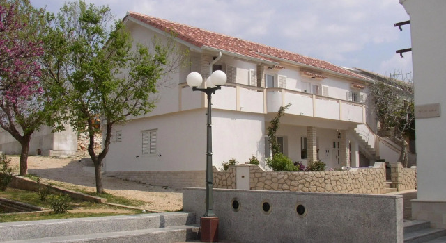 Luca - with nice courtyard - A1(4+2), Prenota Hotel Povljana (Pogliana) 
