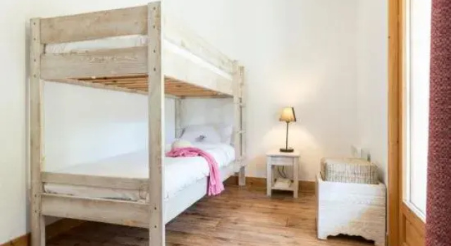 Кровать в общем номере с 3 комнатами Résidence Odalys Les Chalets de lArvan II