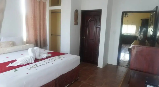 See Belize Waterside Sea View 2-bedroom Apartment w Balcony, Pool & Deck 2nd FL, Rezerwuj Apartament Belize City 