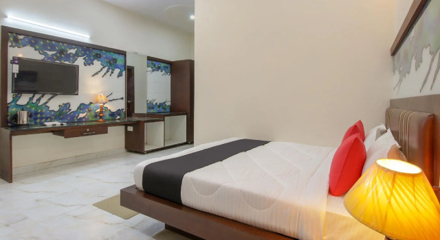 Люкс Standard Capital O 44932 Hotel Basera