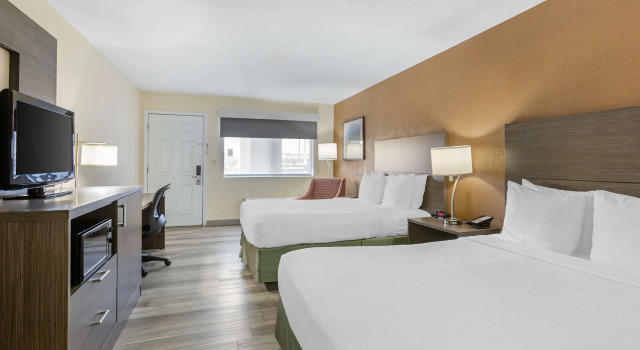 Четырёхместный номер Standard Best Western Superstition Springs Inn
