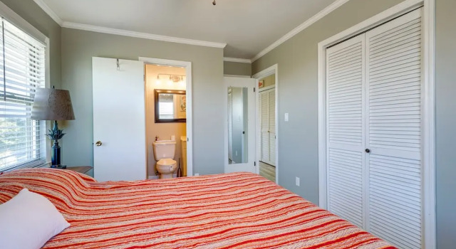Charming Surf City Beach House - Walk to Ocean!, Забронировать Отель Сёрф-Сити Северная Каролина