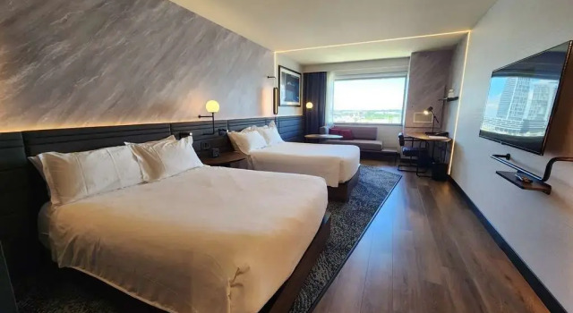 Четырёхместный номер Executive Novotel Toronto Vaughan Centre