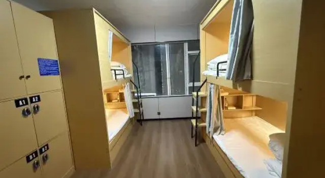 Кровать в общем номере (мужской номер) Moshan Hostel (Baoguosi, Emei Mountain)