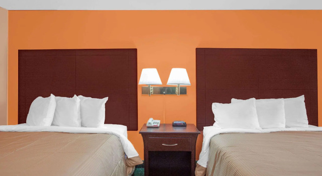 Четырёхместный номер Standard Days Inn by Wyndham Moulton