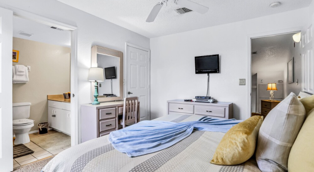 Breezy Townhouse With a Pool, hot Tub, Patio, Central AC, and Washer/dryer