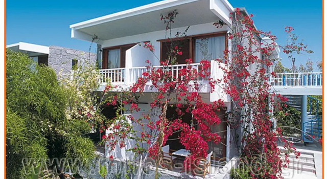 Chronis Hotel & Bungalows, Prenota Hotel Adamas Milo