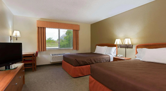 Четырёхместный номер Standard AmericInn by Wyndham Republic