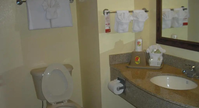 Четырёхместный номер Standard Super 8 by Wyndham Daytona Beach