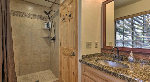 Коттедж Flagstaff Home w/ On-site Trails, 3 Mi to Dtwn!