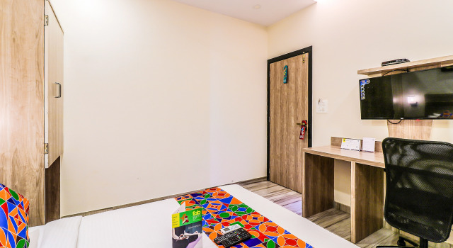 Номер Premium FabHotel Aksa International