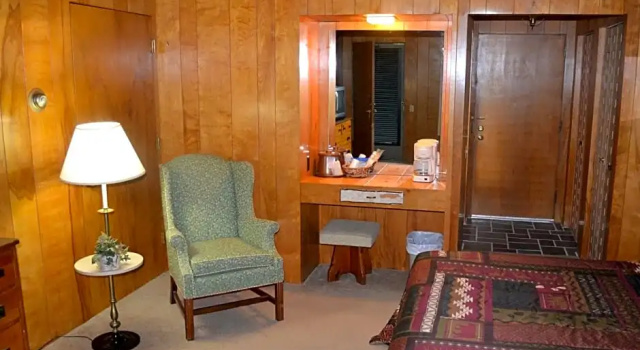 Четырёхместный номер Standard Birchwood Inn