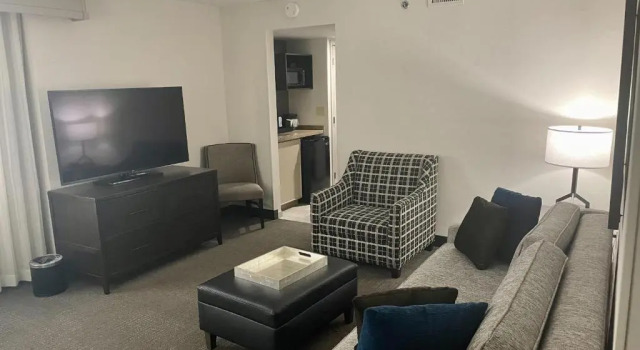Двухместный семейный люкс с 2 комнатами Embassy Suites by Hilton Detroit Troy Auburn Hills