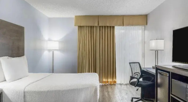 Четырёхместный номер Standard с балконом Days Inn by Wyndham London