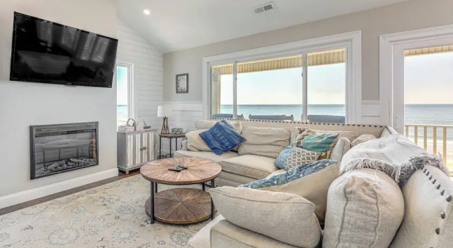 Коттедж Hot Tub & Decks: North Topsail Beach Home