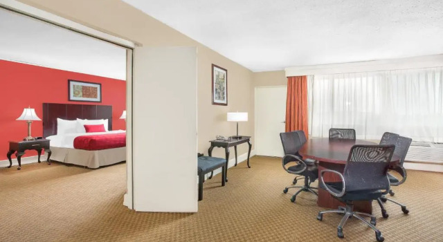 Люкс с 2 комнатами Ramada Plaza by Wyndham Fayetteville Fort Bragg Area